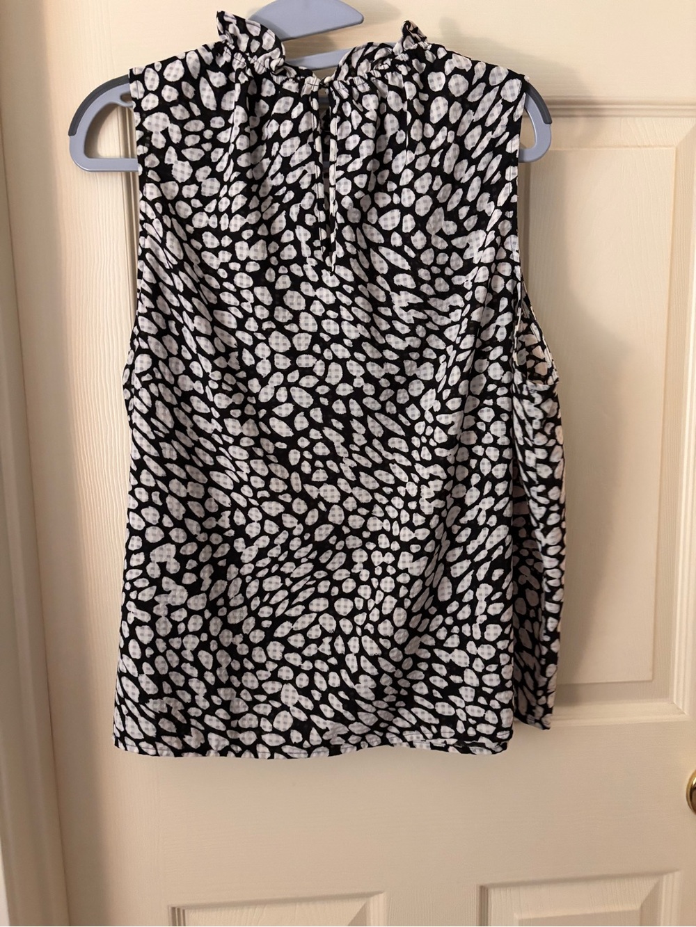 Who What Wear Black & White Sleeveless Top - Picture 2 of 3